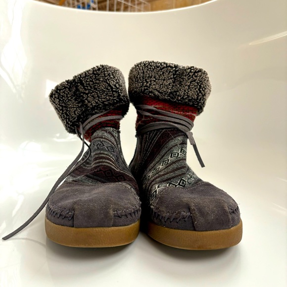 TOMS Boots Womens 7  Multicolor Leather Faux Fur Pull On Casual Excellent Cond. - Picture 11 of 11